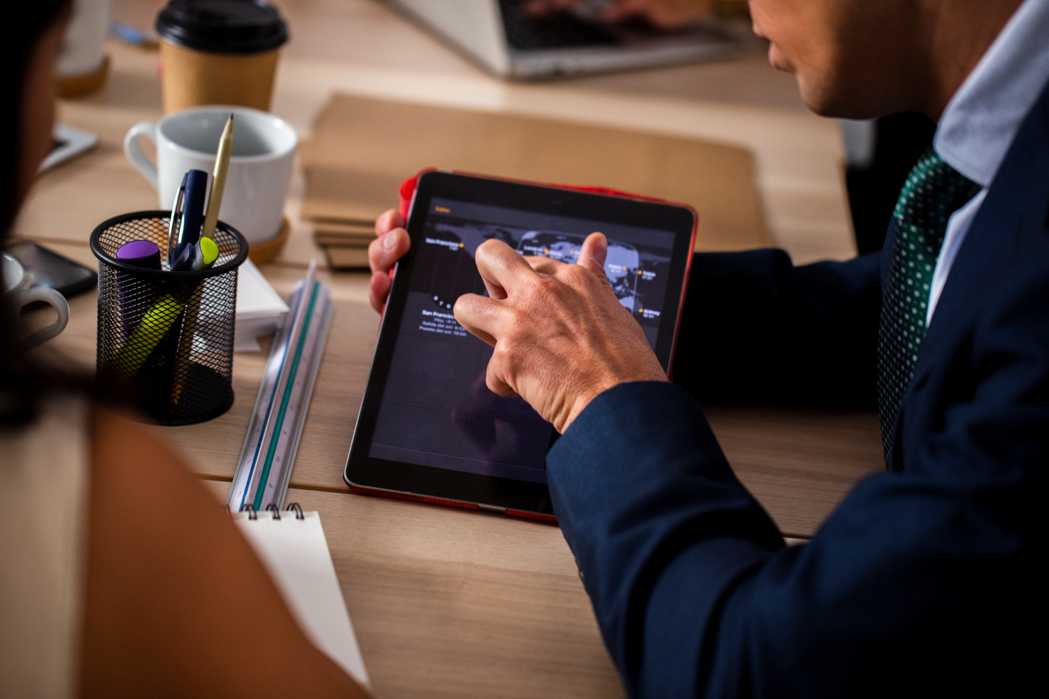 Funcionários de alto ângulo usando tablet