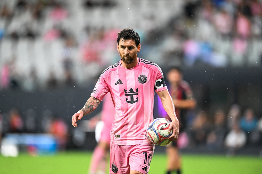 Messi acelera expansão nos negócios e negocia compra de segundo clube na Espanha