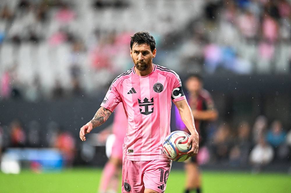 Messi acelera expansão nos negócios e negocia compra de segundo clube na Espanha