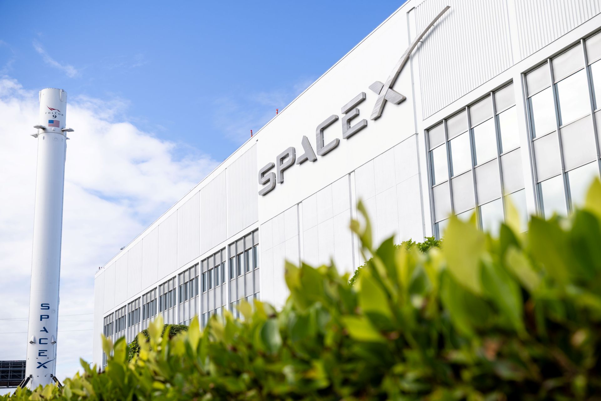 SpaceX compra licenças de espectro e avança para disputar mercado de celular nos EUA