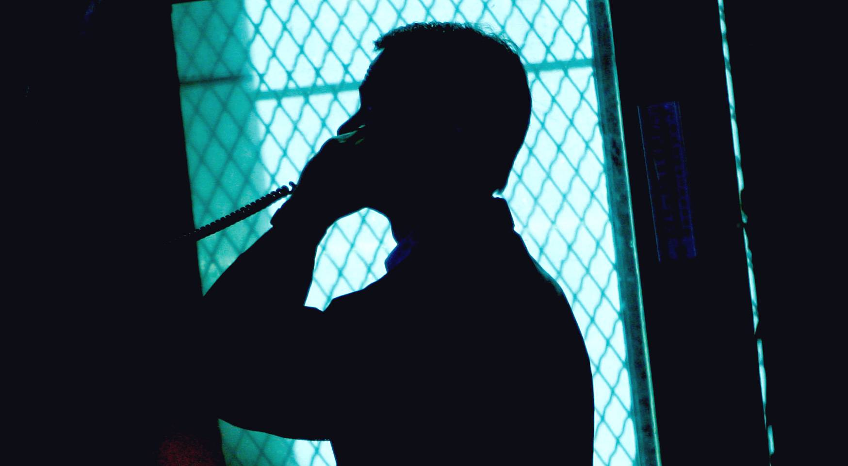 Trader/operador usando telefone