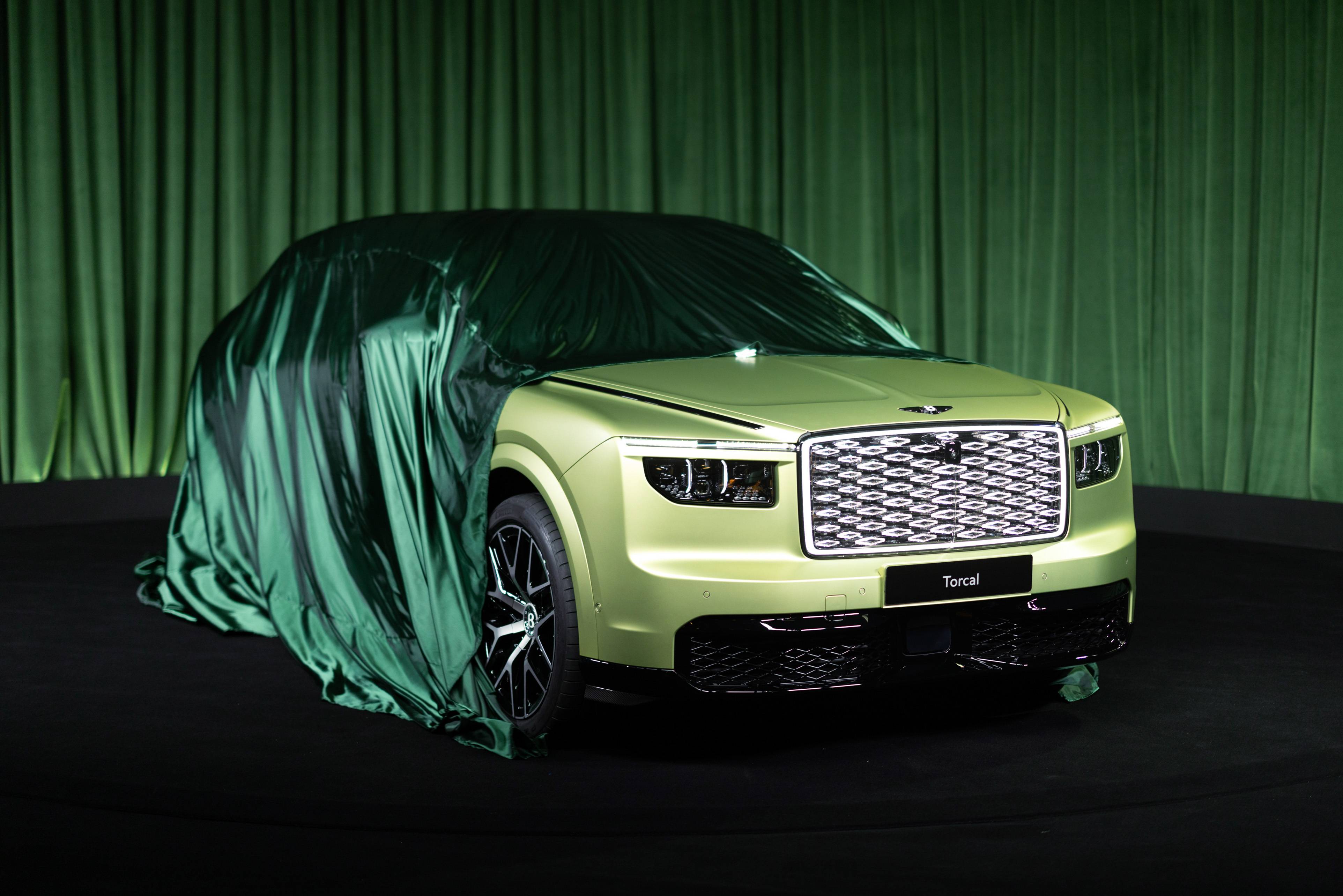 Bentley lança primeiro carro elétrico, um SUV de luxo com acabamento em lã Merino