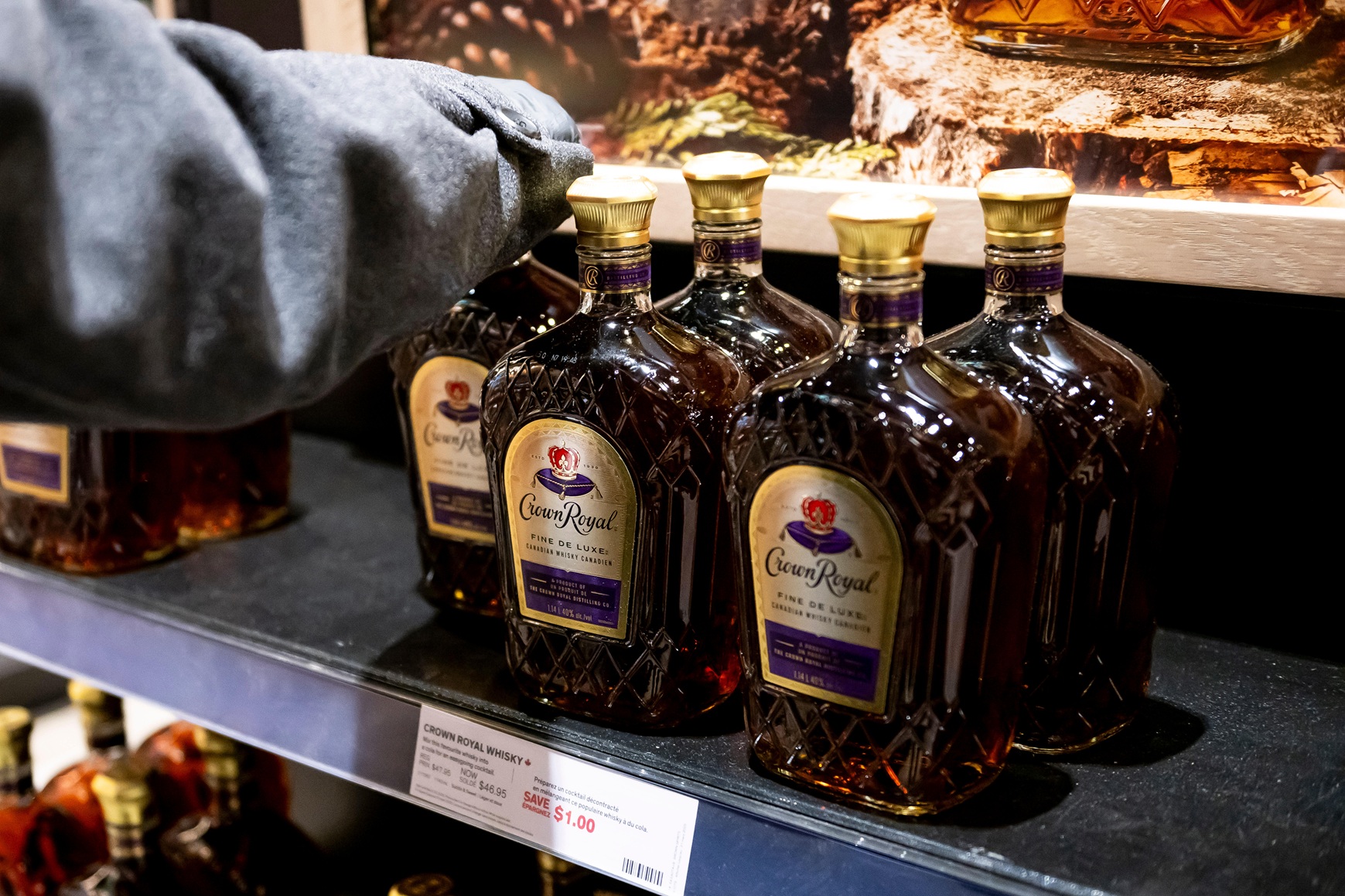 Guerra comercial avança: EUA passam a barrar importação de bebidas e motos do Canadá