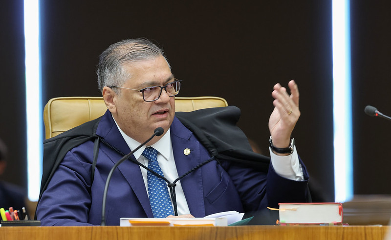 Dino pede apuração sobre elo de Vorcaro e cemitérios e comunica Fachin sobre Mendonça