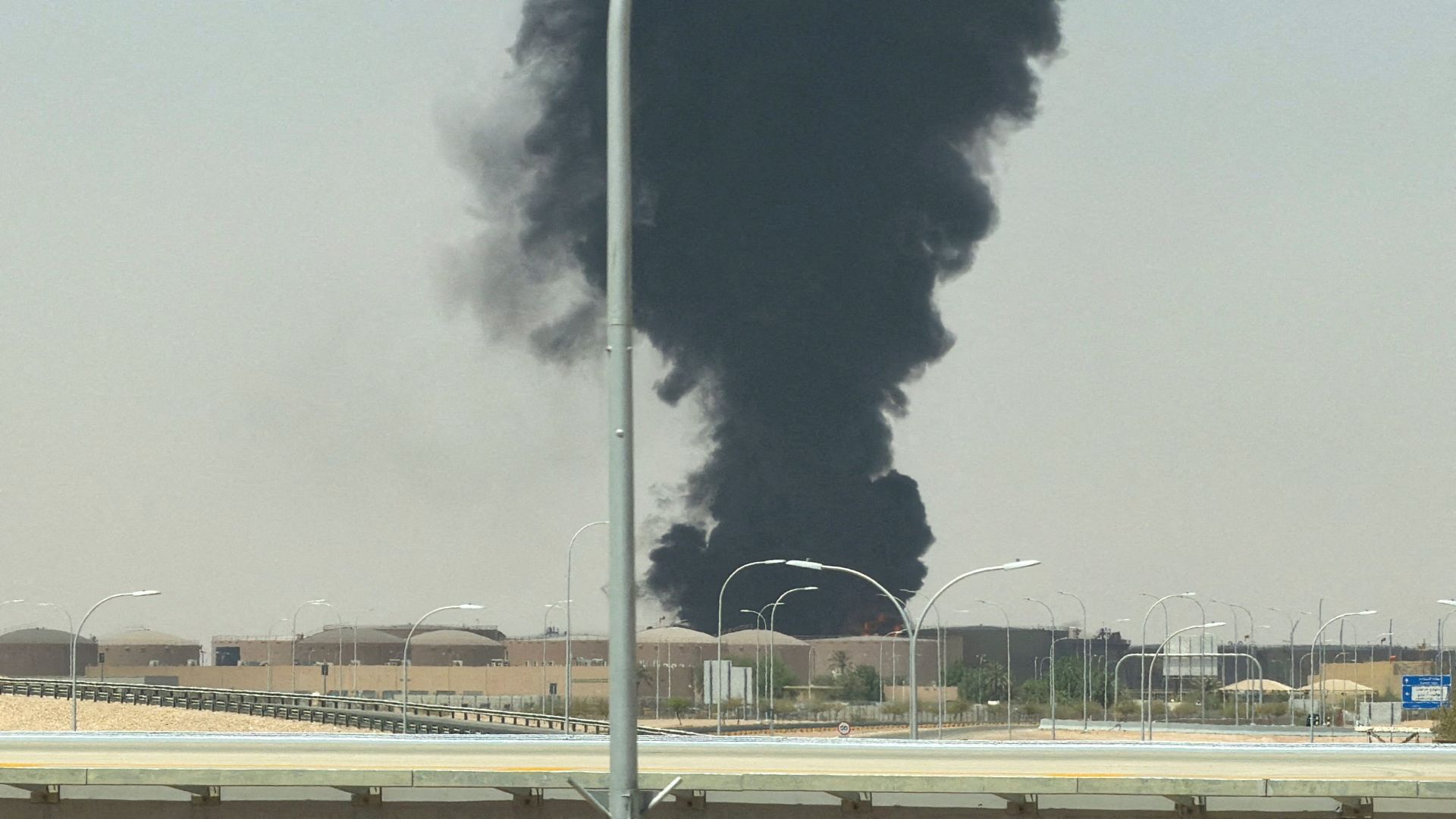 Chamas e fumaça são vistas perto de aeroporto de Riad após alerta de ataque aéreo
