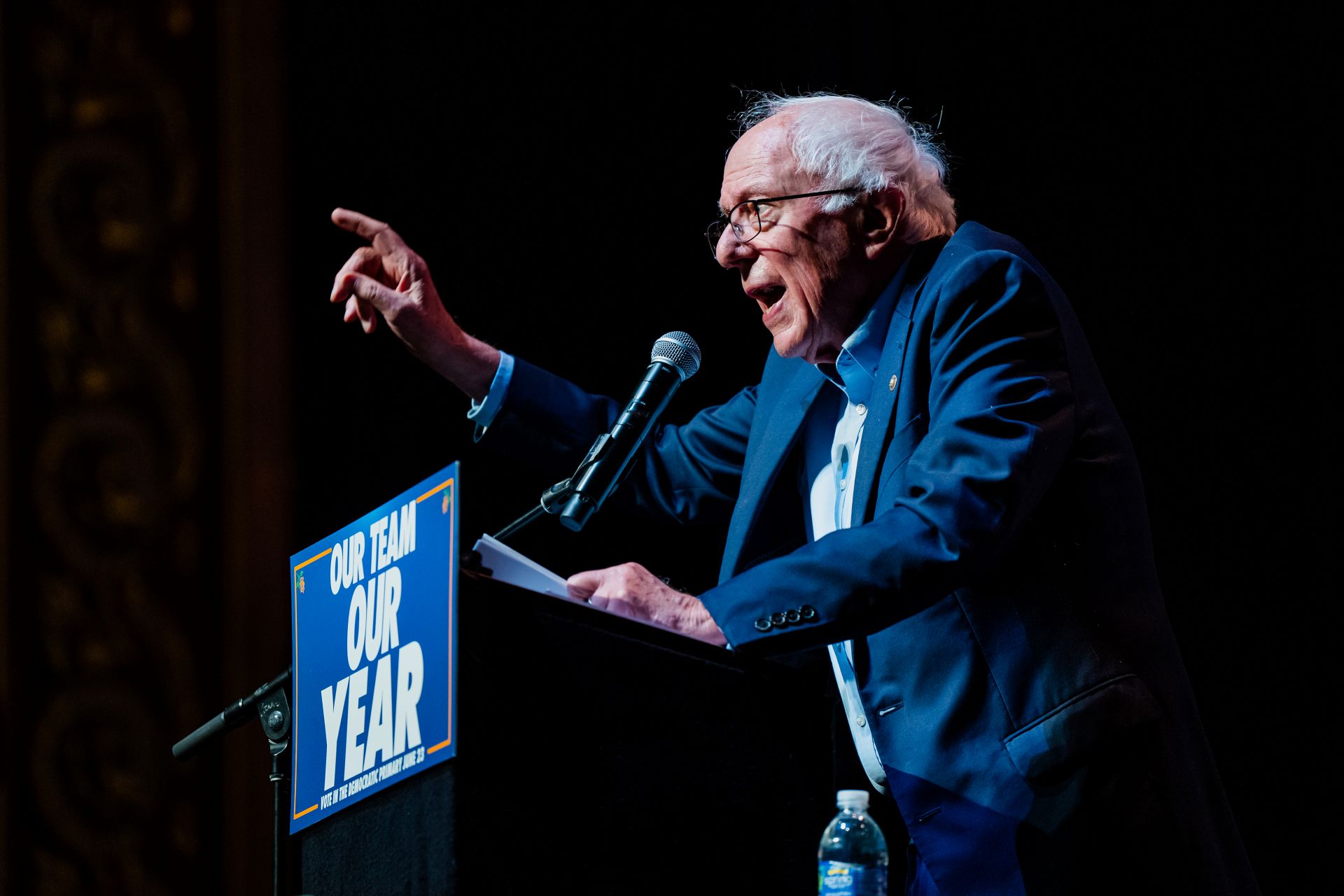 De Bernie Sanders a Steve Bannon, figuras políticas dos EUA soam alarmes sobre a IA