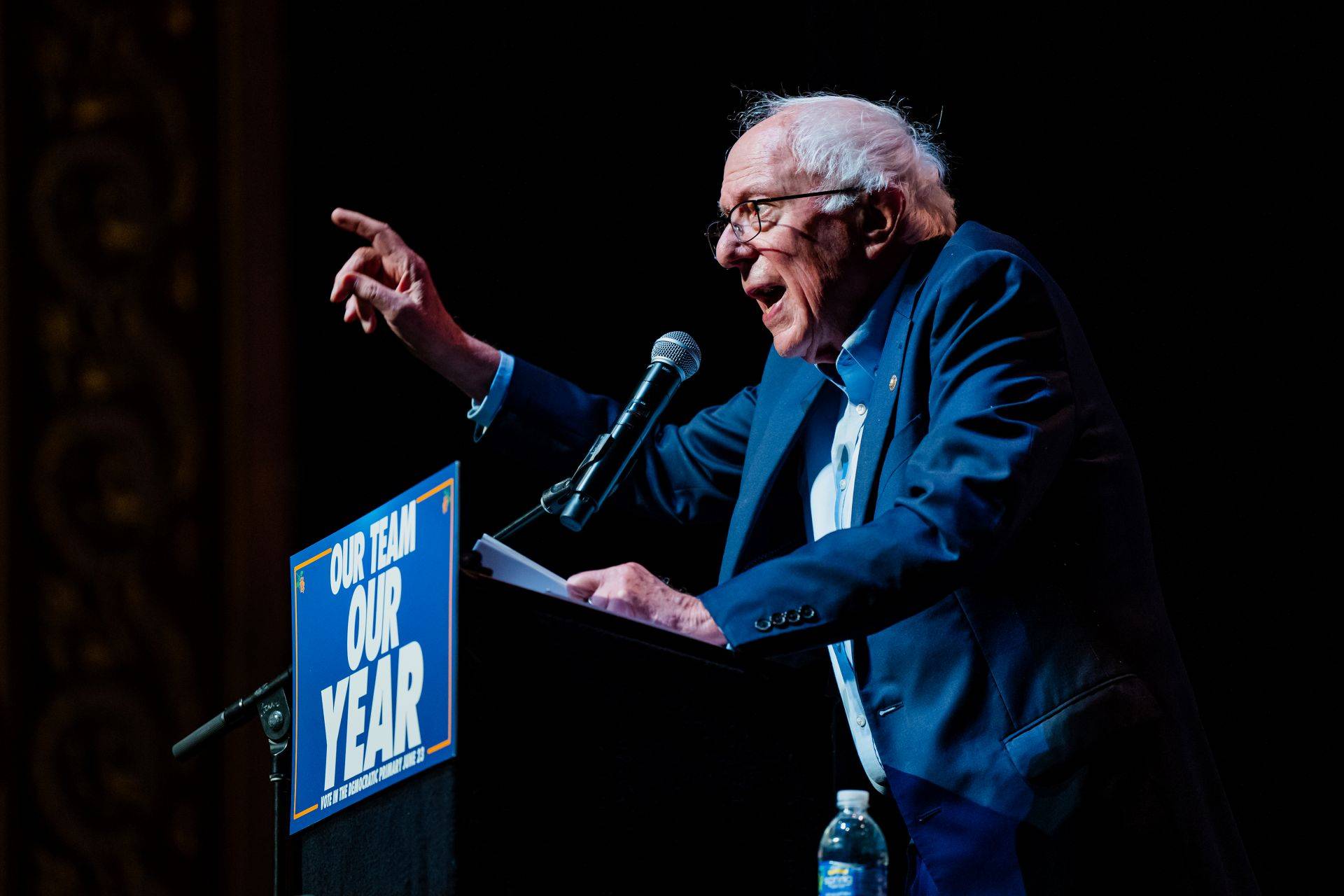De Bernie Sanders a Steve Bannon, figuras políticas dos EUA soam alarmes sobre a IA