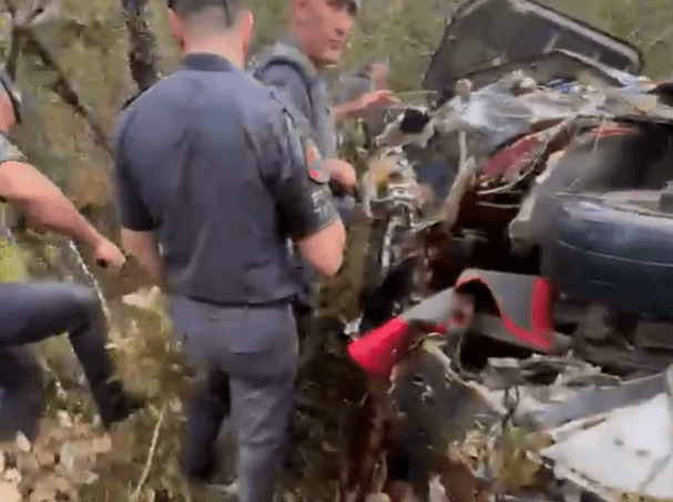 Helicóptero cai no interior de SP; 3 são resgatados após uma das vítimas acionar a PM