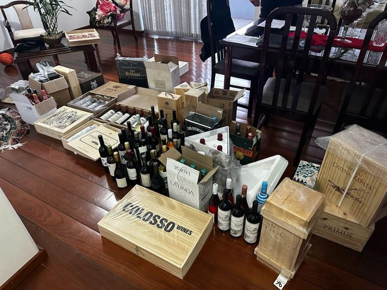 Garrafas de vinho encontradas pela PF na residência de Vorcaro em São Paulo