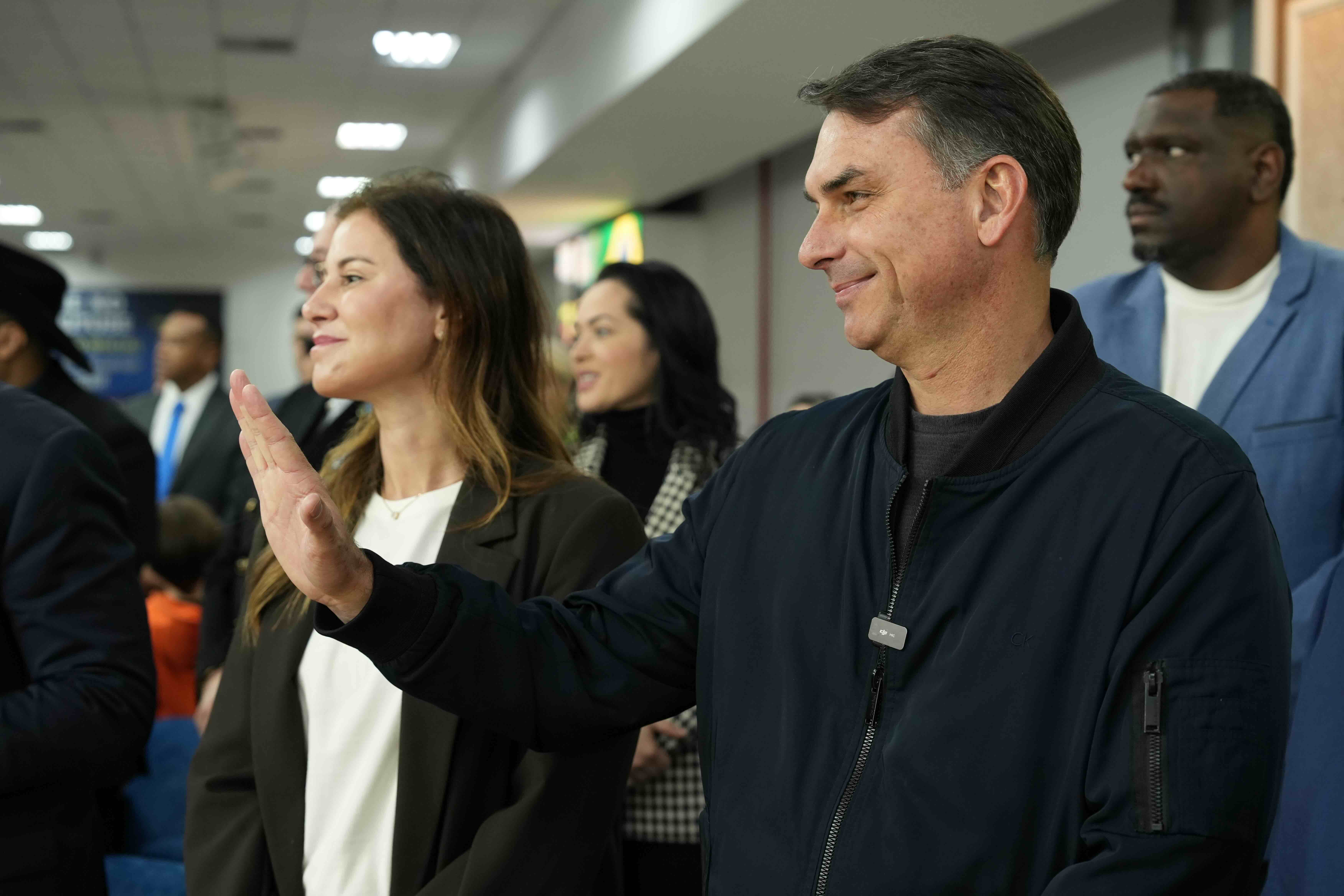 Para quem tentar interferir nas eleições, digo que não vai dar certo, afirma Flávio