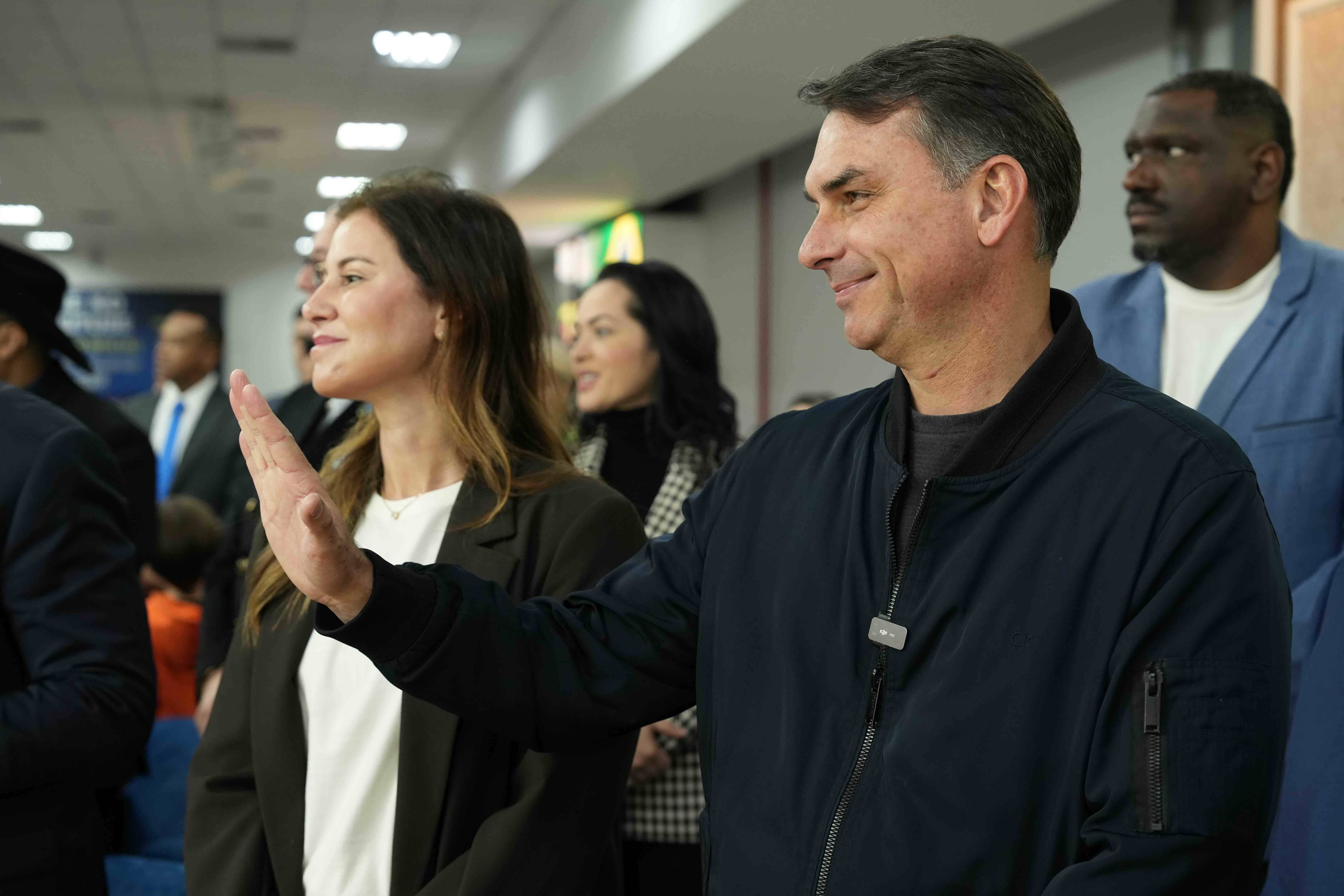 Para quem tentar interferir nas eleições, digo que não vai dar certo, afirma Flávio
