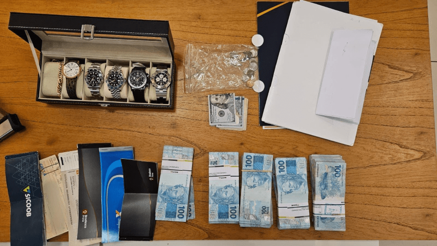 Itens encontrados pela Polícia Federal durante as buscas na casa de Vorcaro