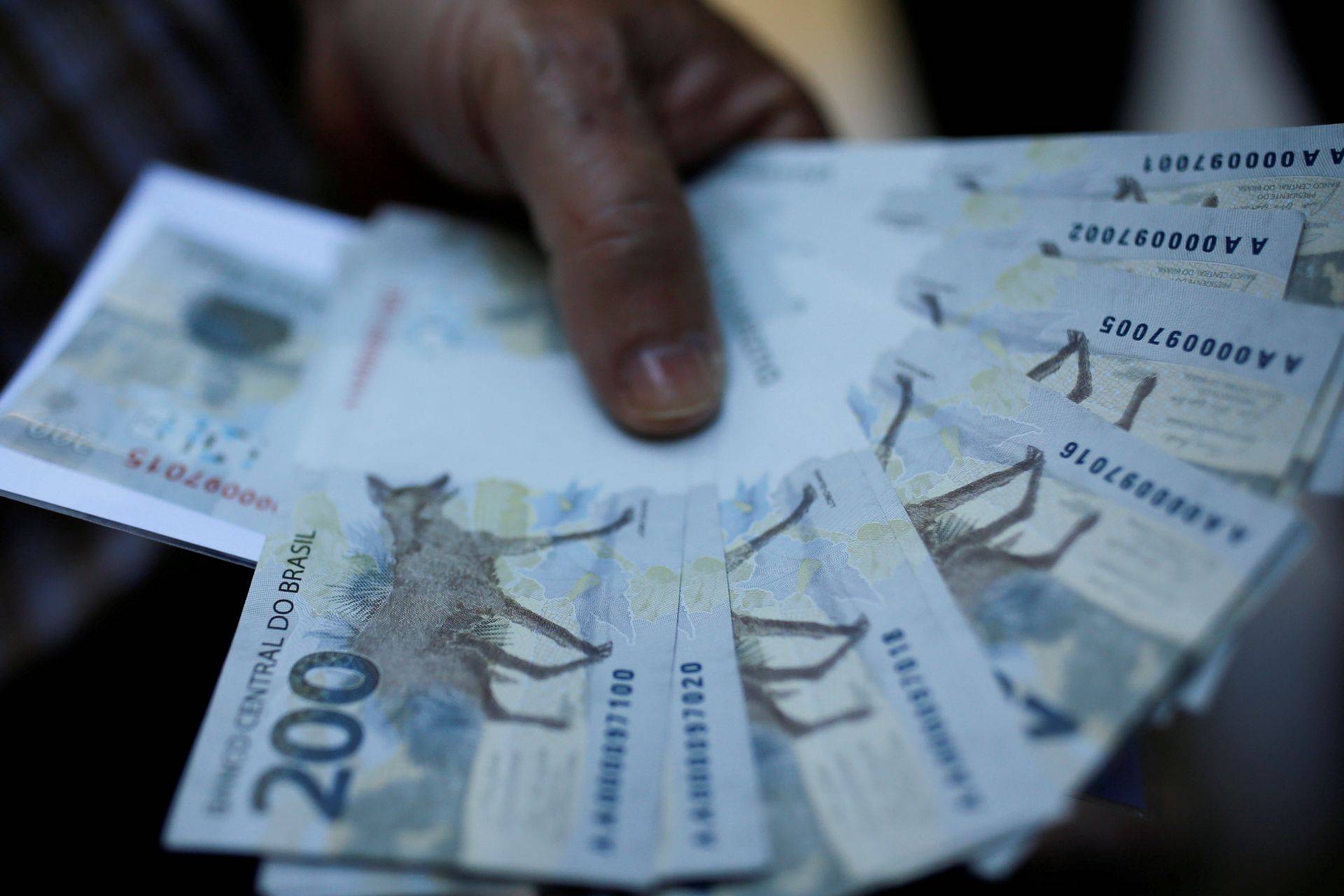 Endividamento das famílias volta a subir e repete recorde de 49,9% em julho, diz BC
