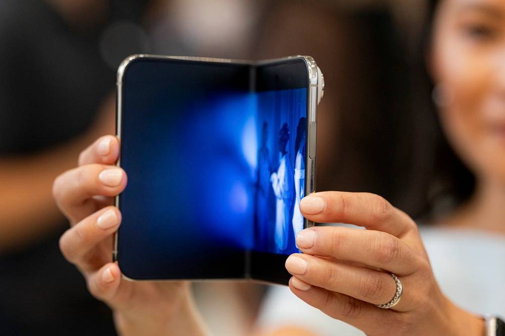 Celulares dobráveis ainda não fazem tanto sucesso. Então por que a Apple lançou um?