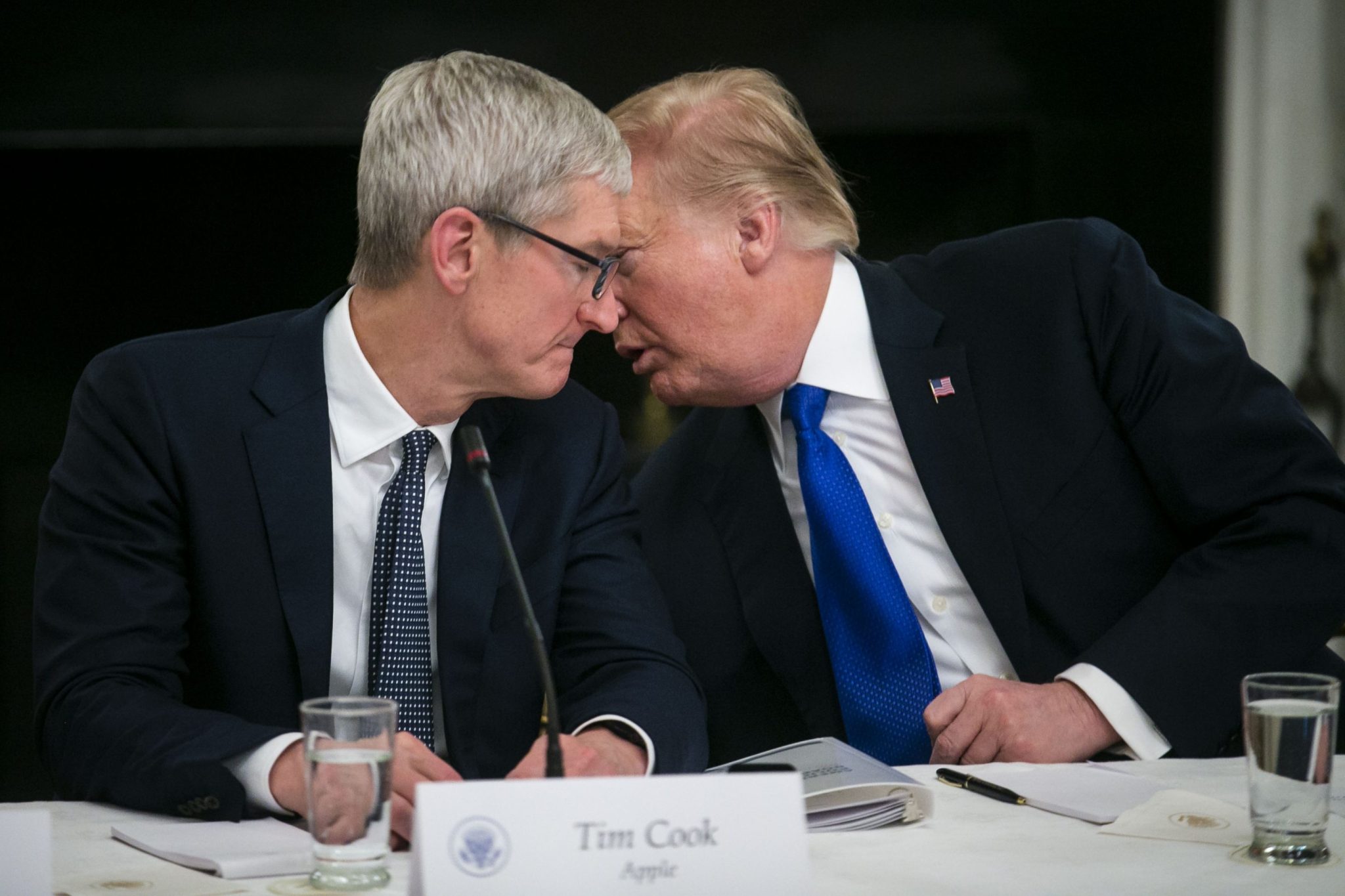 Cook deixa cargo de CEO, mas seguirá influente na Apple como o “encantador de Trump” - QTU Questões do Universo
