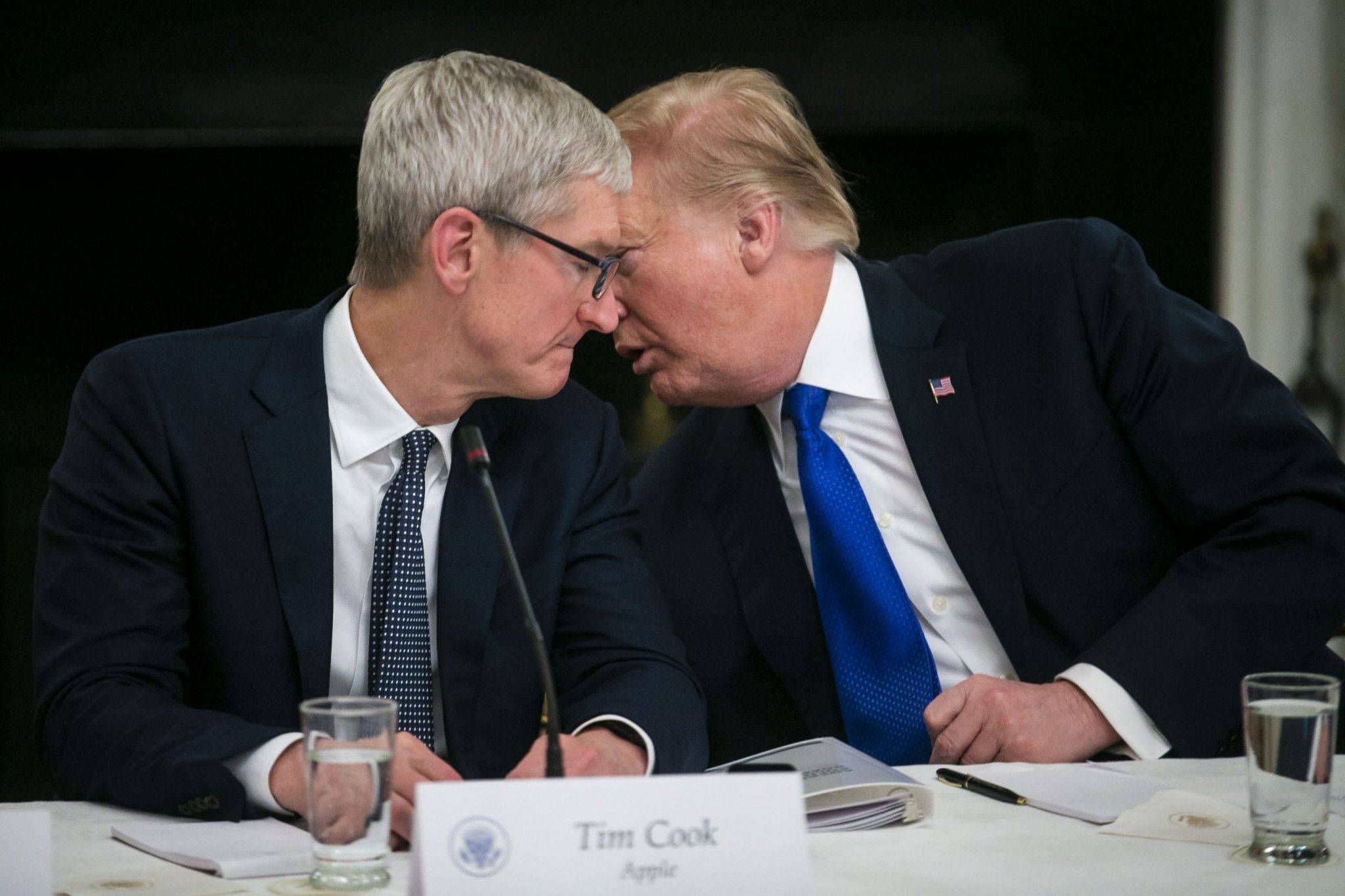 Cook deixa cargo de CEO, mas seguirá influente na Apple como o “encantador de Trump”