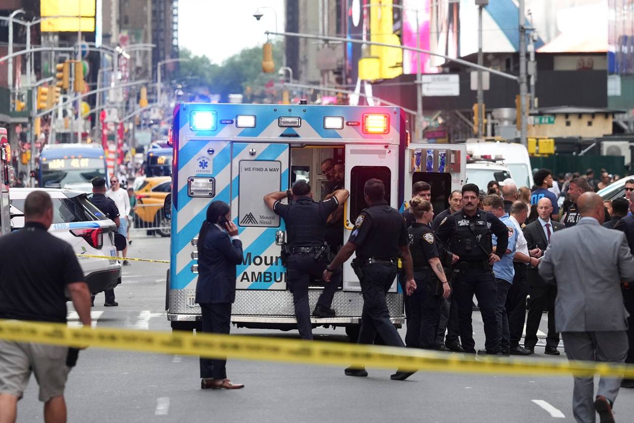 Vice-presidente do Bank of America é morta em ataque a facadas na Times Square em NY