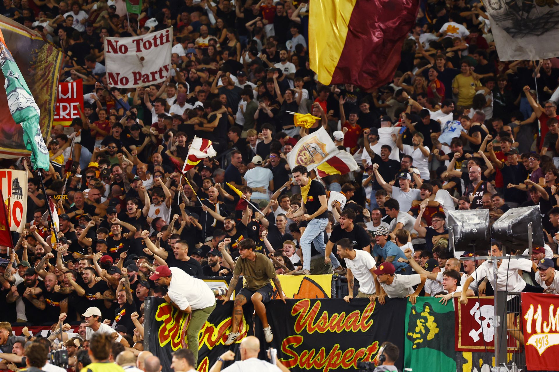 Itália proíbe 16 torcedores da Roma de entrarem em estádios por saudação fascista