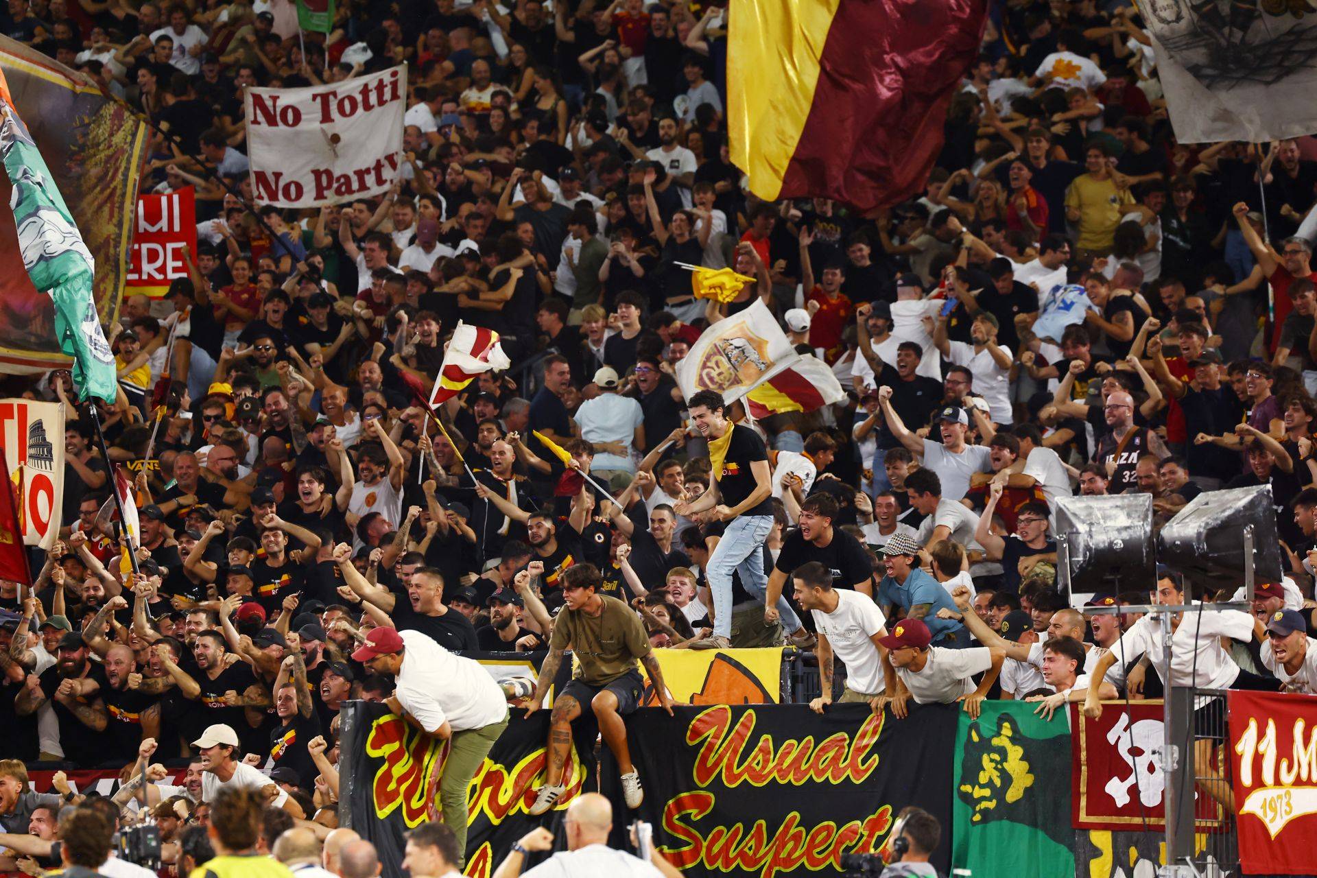 Itália proíbe 16 torcedores da Roma de entrarem em estádios por saudação fascista