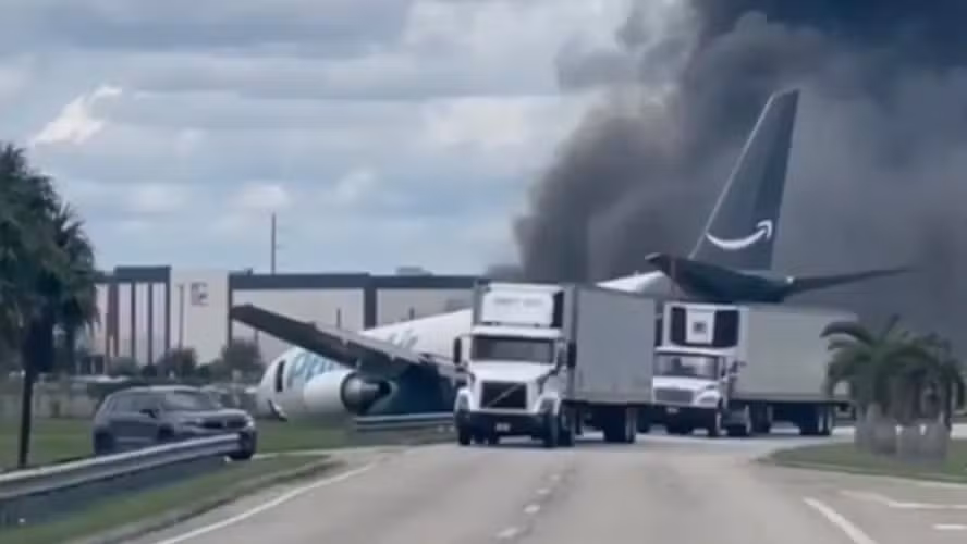 Avião cargueiro da Amazon sai da pista e pega fogo perto de aeroporto de Miami