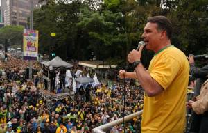 Flávio associa Lula a Moraes e diz que pretende acabar com ‘consórcio’ entre os dois