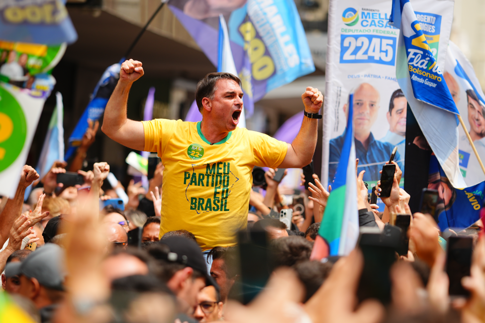 Ao lado de apoiadores, Flávio refaz percurso em que Bolsonaro levou facada em 2018