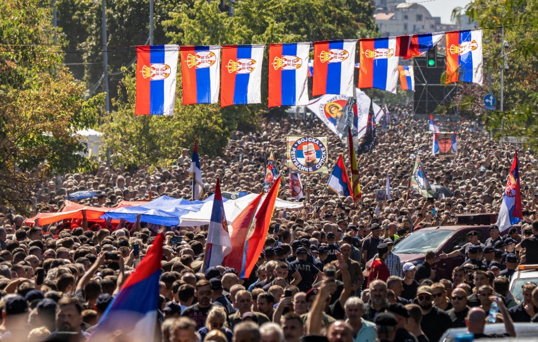 Funeral de Ratko Mladic em Belgrado reúne milhares após morte na prisão