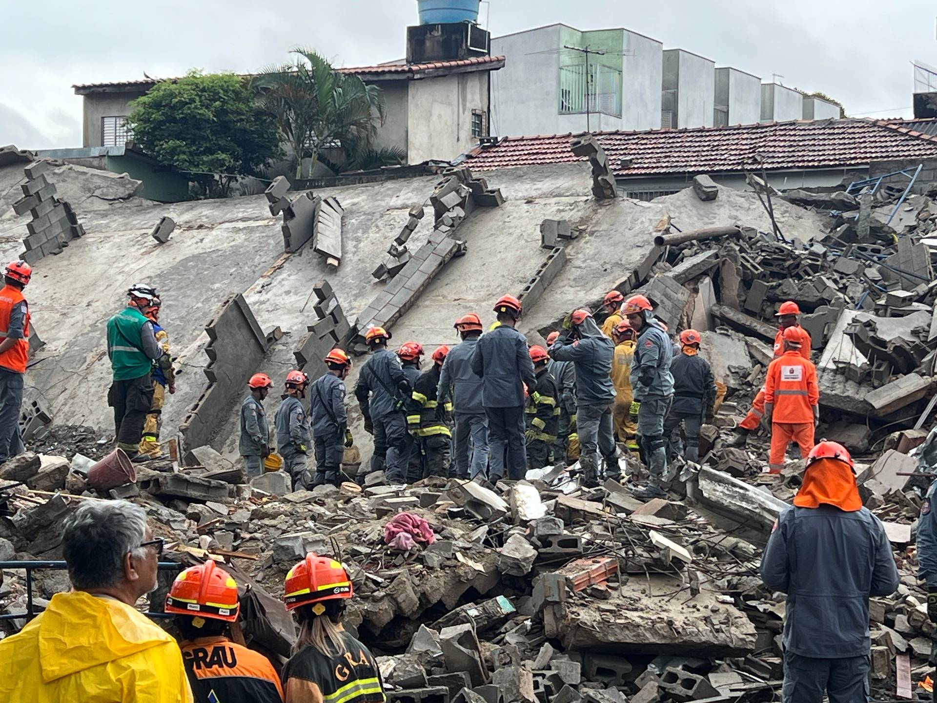 Capital de SP tem 2 mortos em desabamento e chuva causa transtornos em todo o Estado