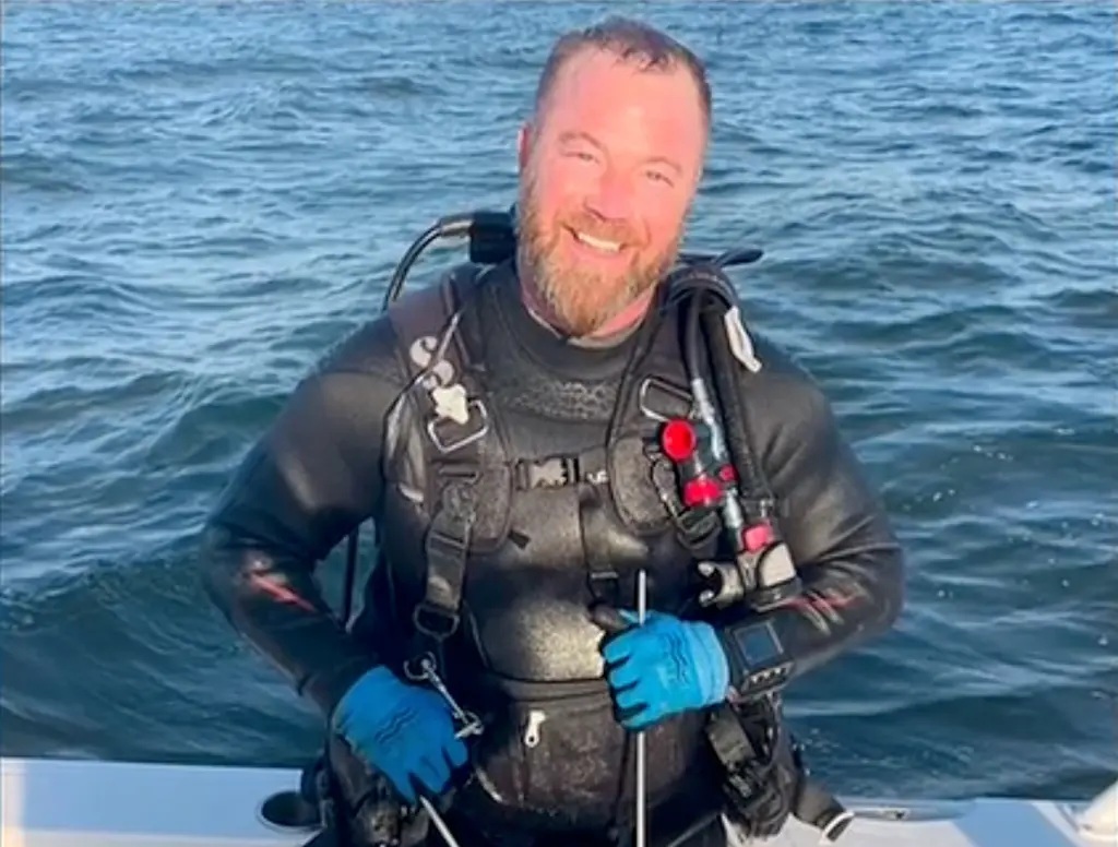 Capitão de barco pula na água e resgata mergulhador atacado brutalmente por tubarão
