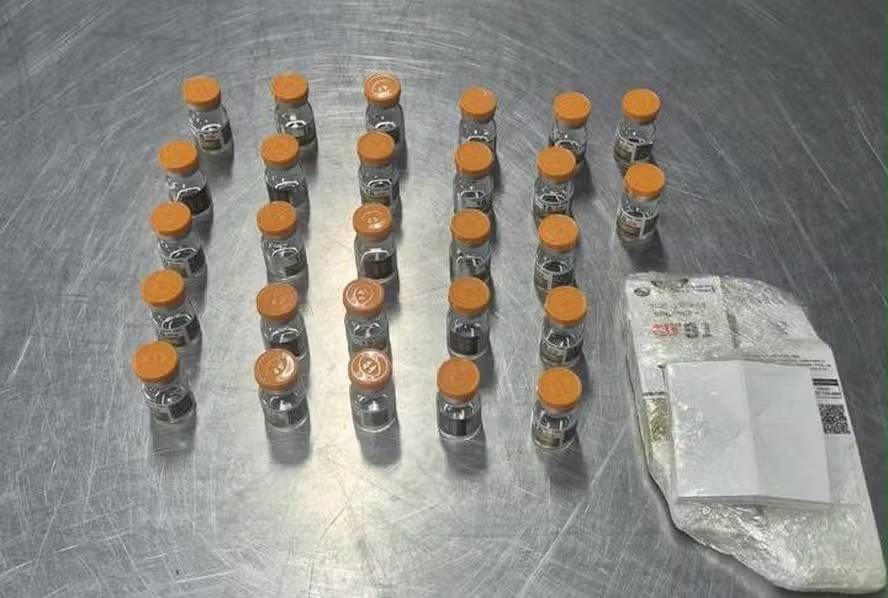 PF prende homem com 28 frascos de medicamentos emagrecedores no aeroporto do Galeão