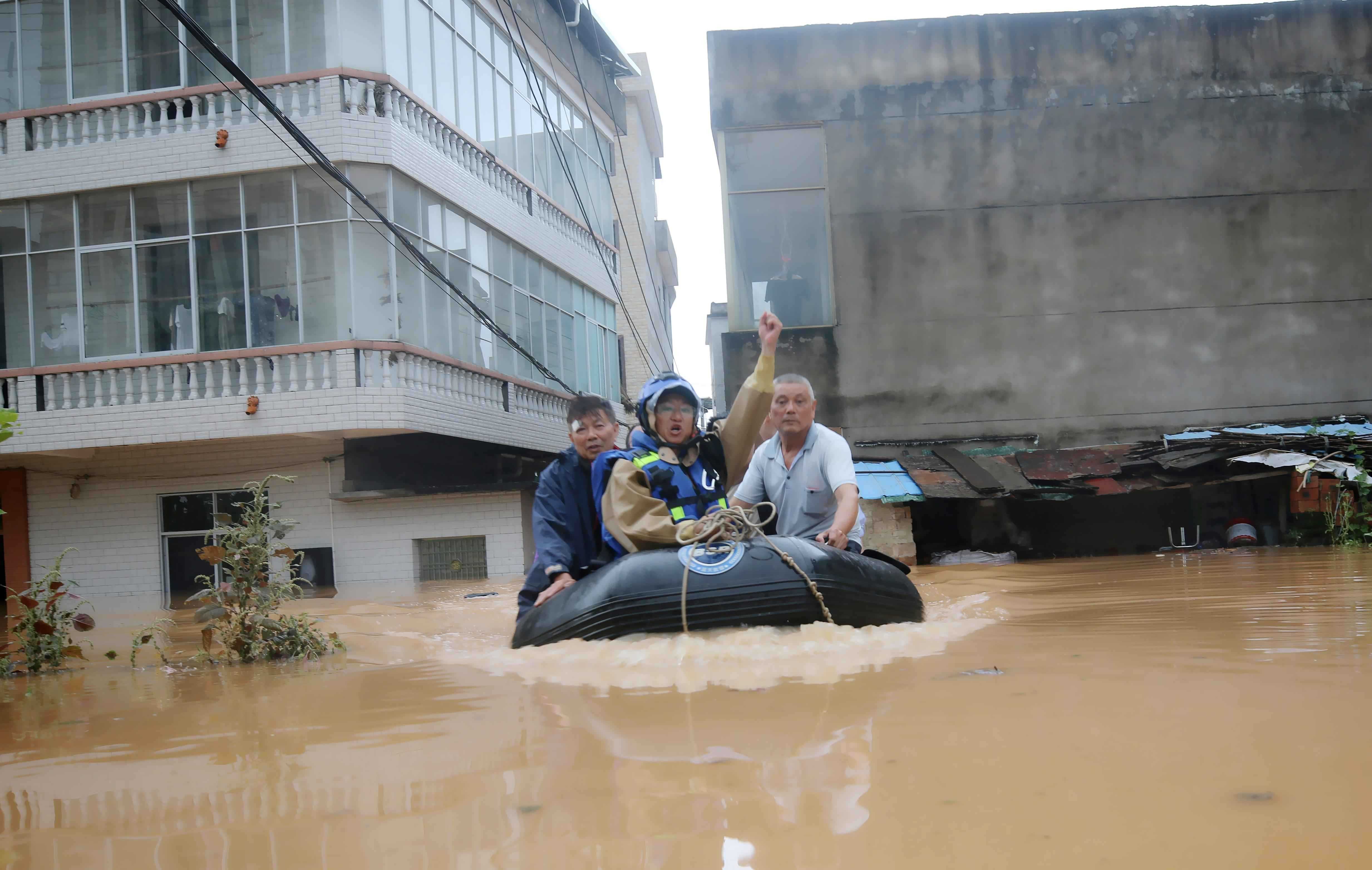 Tufão na China. Imagem: Oriental Image via Reuters Connect