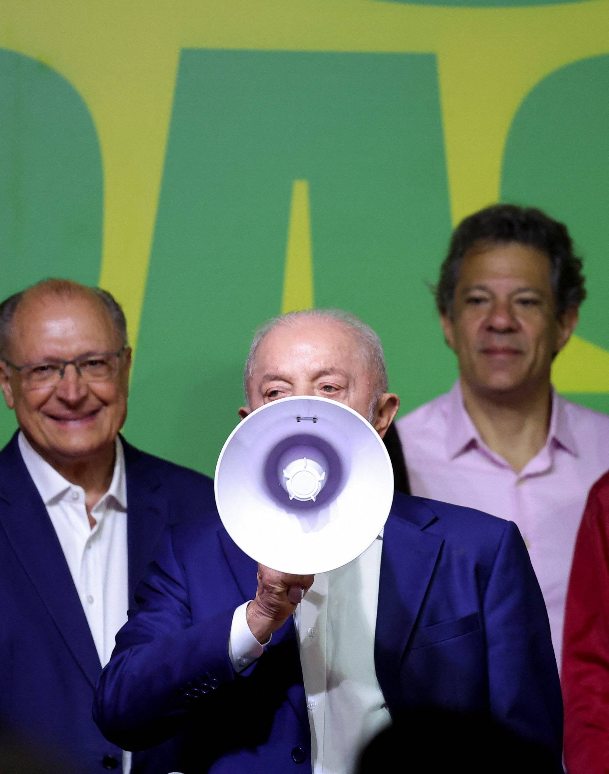 Campanha de Lula muda estratégia e busca confronto direto com Flávio Bolsonaro no segundo turno