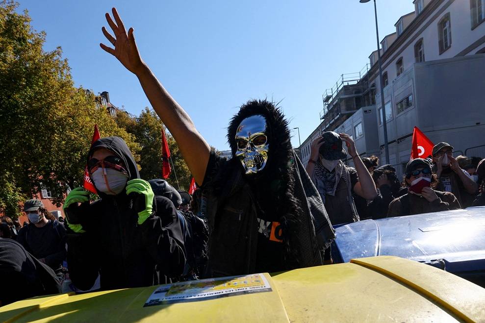 Greves e protestos tomam conta da França em meio a crise fiscal
