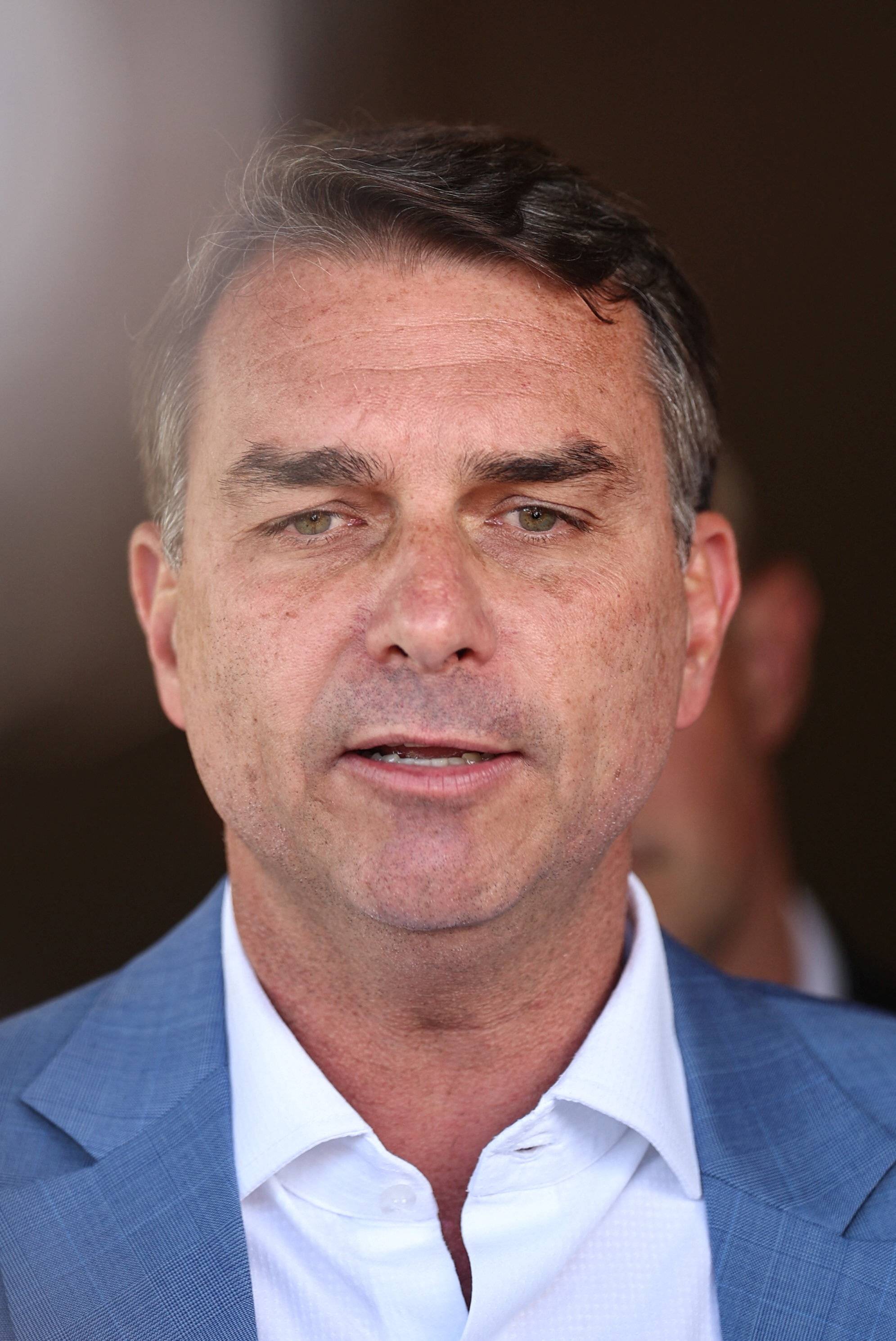 Flávio Bolsonaro recebe Podemos, governadores eleitos e faz live à noite