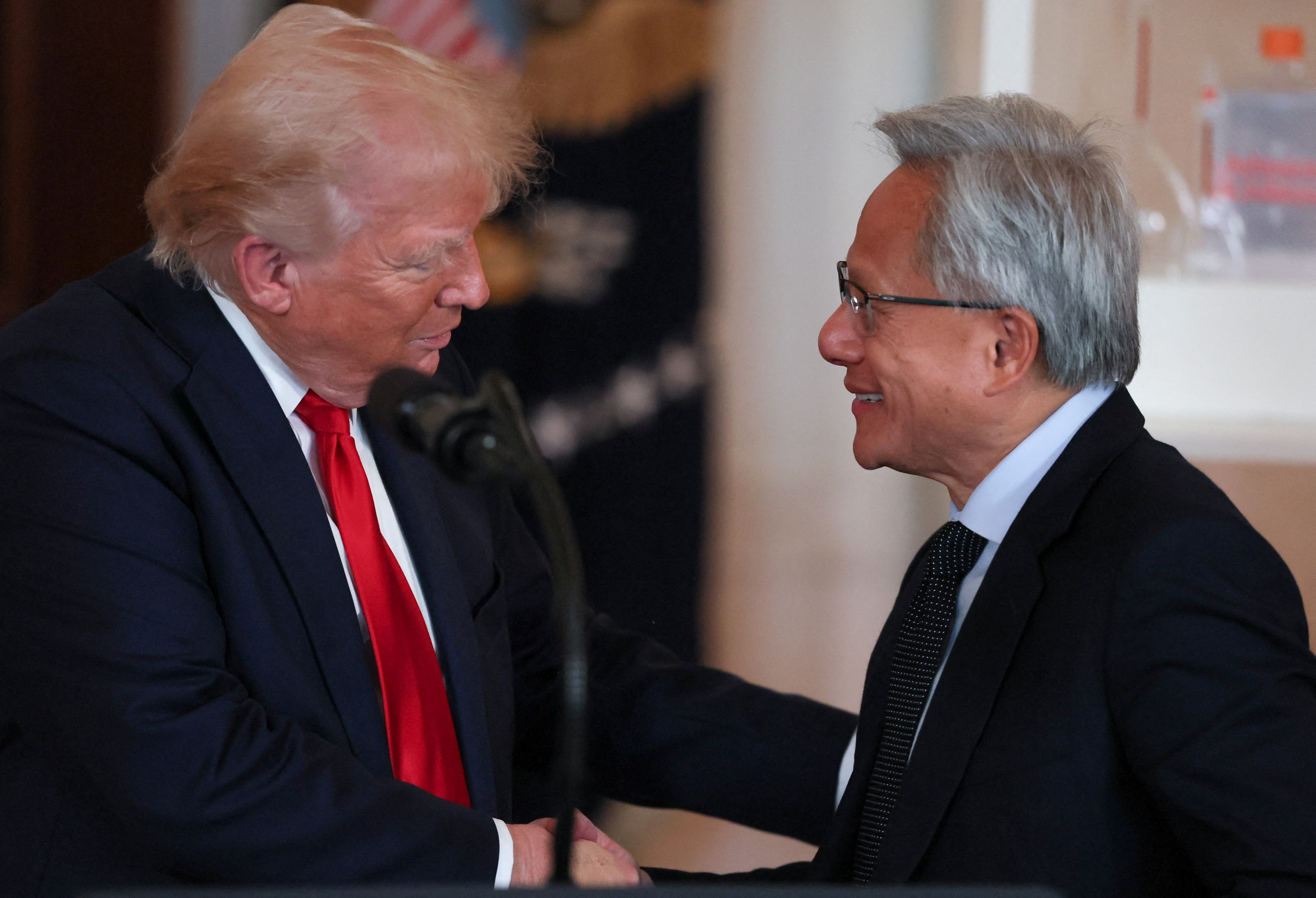 Trump divulga transações com ações da Nvidia antes de homenagear CEO