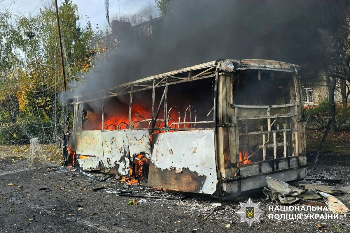 Bomba da Rússia explode perto de ônibus na Ucrânia, mata 30 pessoas e agrava apagões