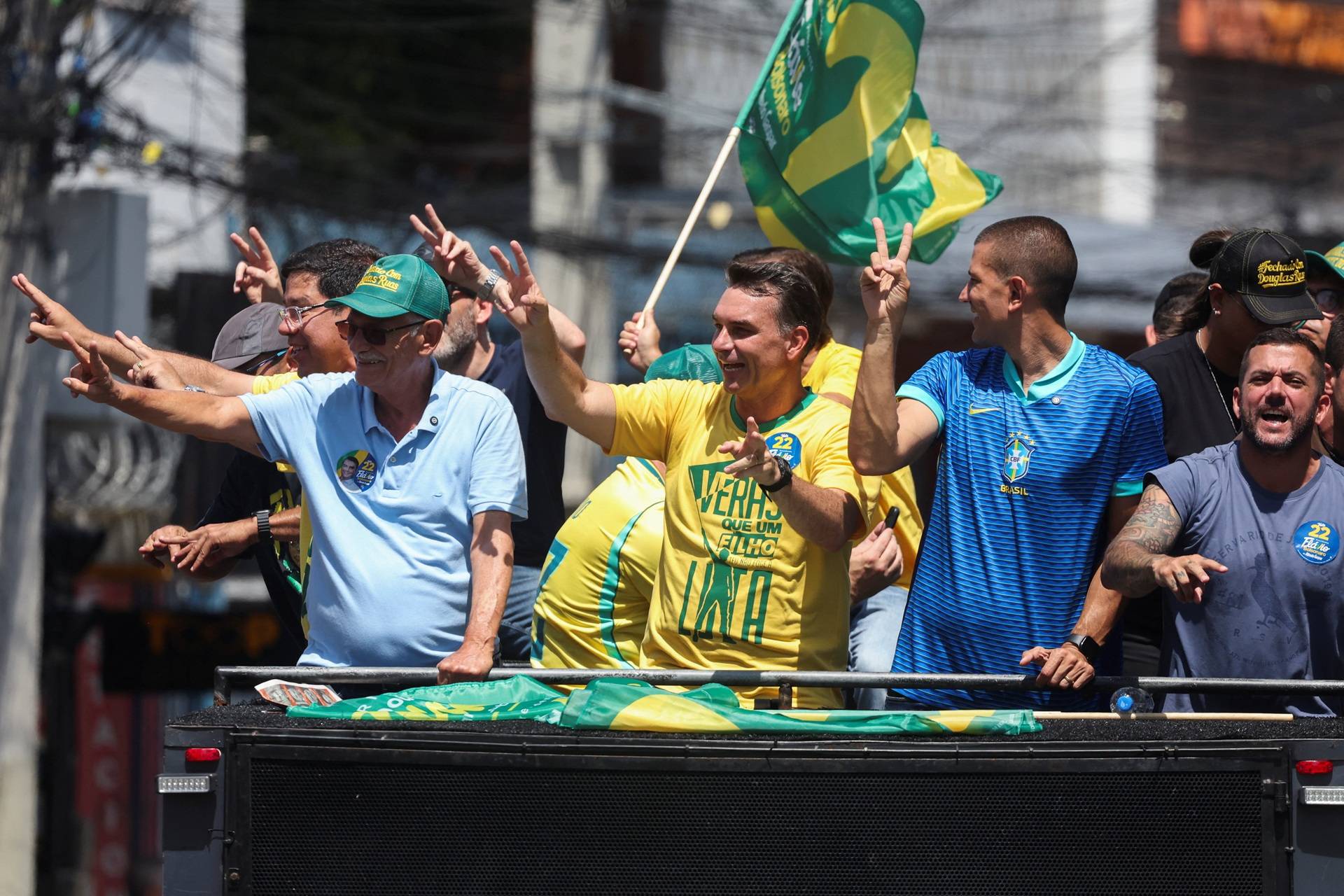 Flávio diz que Jair Bolsonaro irá a eventual posse e passará a faixa presidencial