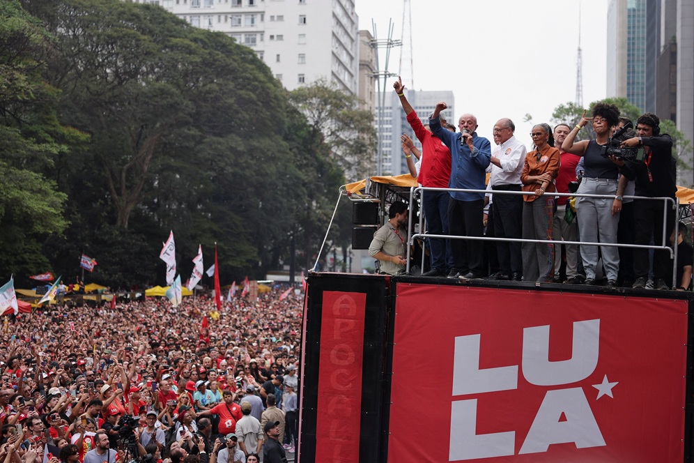 Lula promete revolução tecnológica e aposta em jovens no ato da Paulista