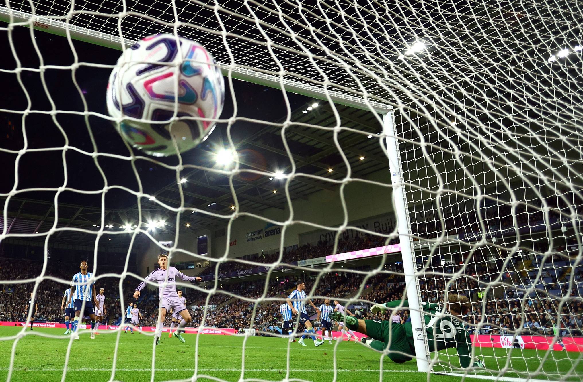 Quase todos os clubes ingleses operam no vermelho, alerta regulador do futebol