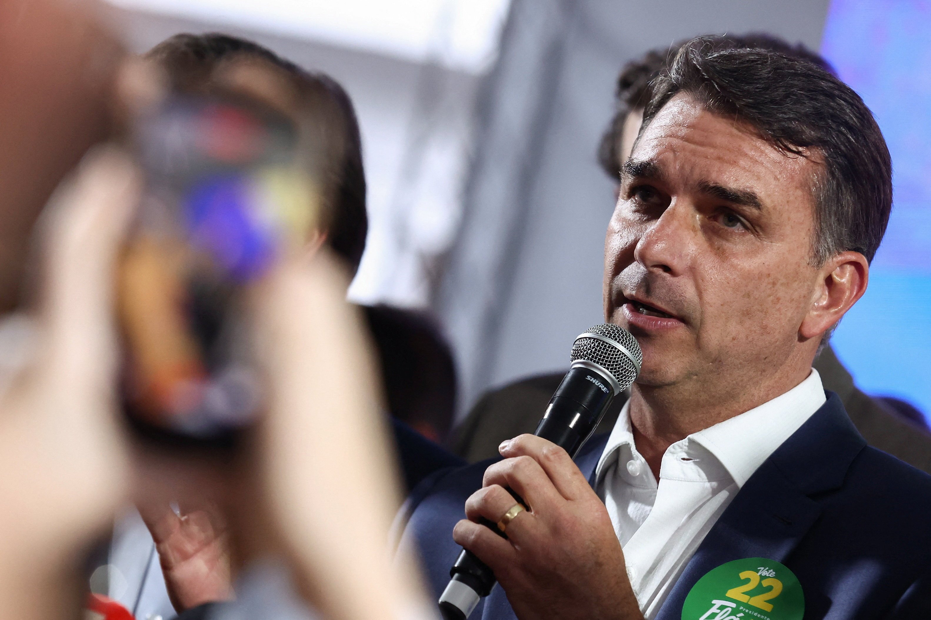Flávio Bolsonaro se posiciona contra mudança em regra de sucessão presidencial