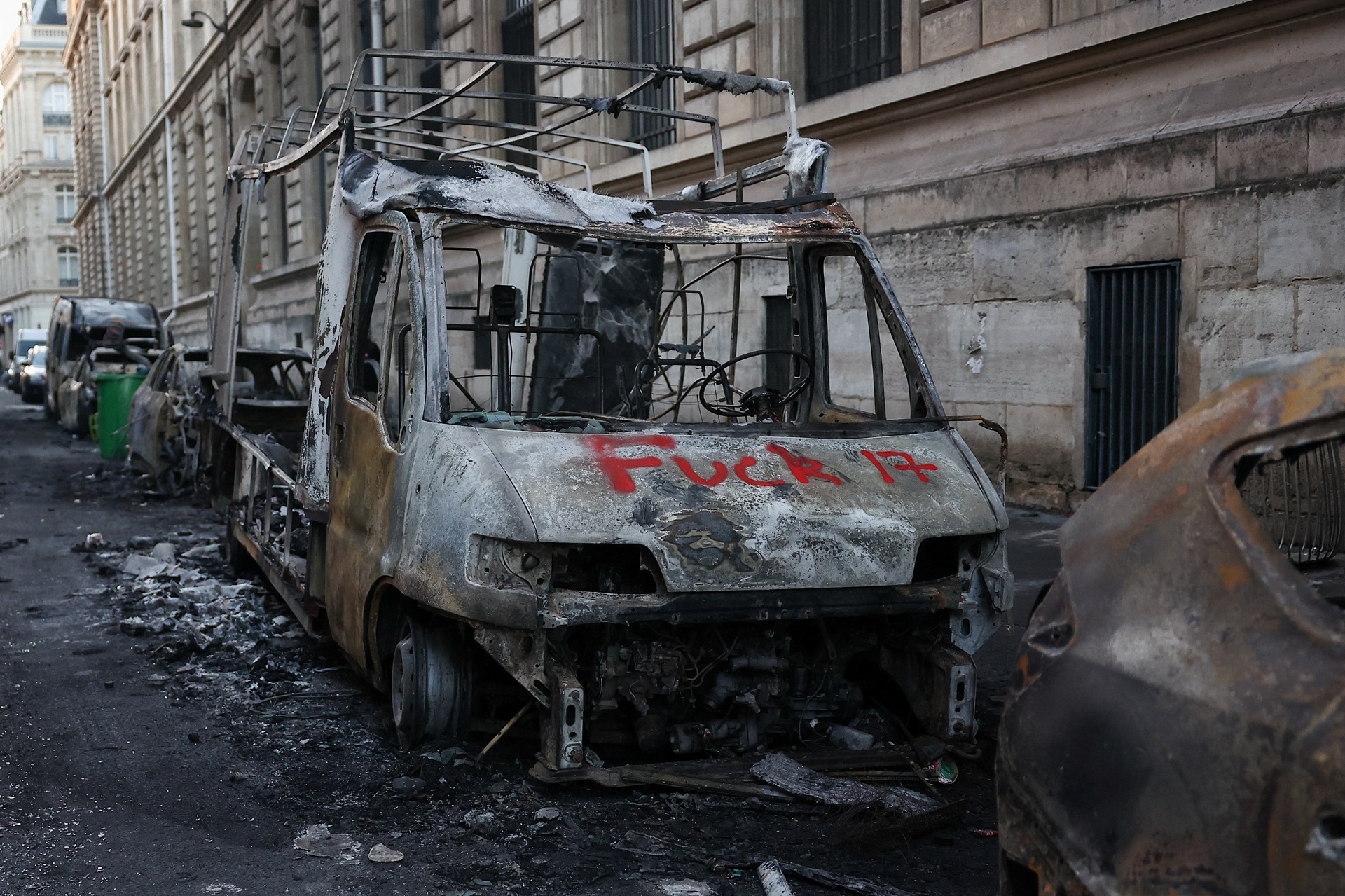 França vira zona de guerra após protestos com 1.800 presos e prédios destruídos