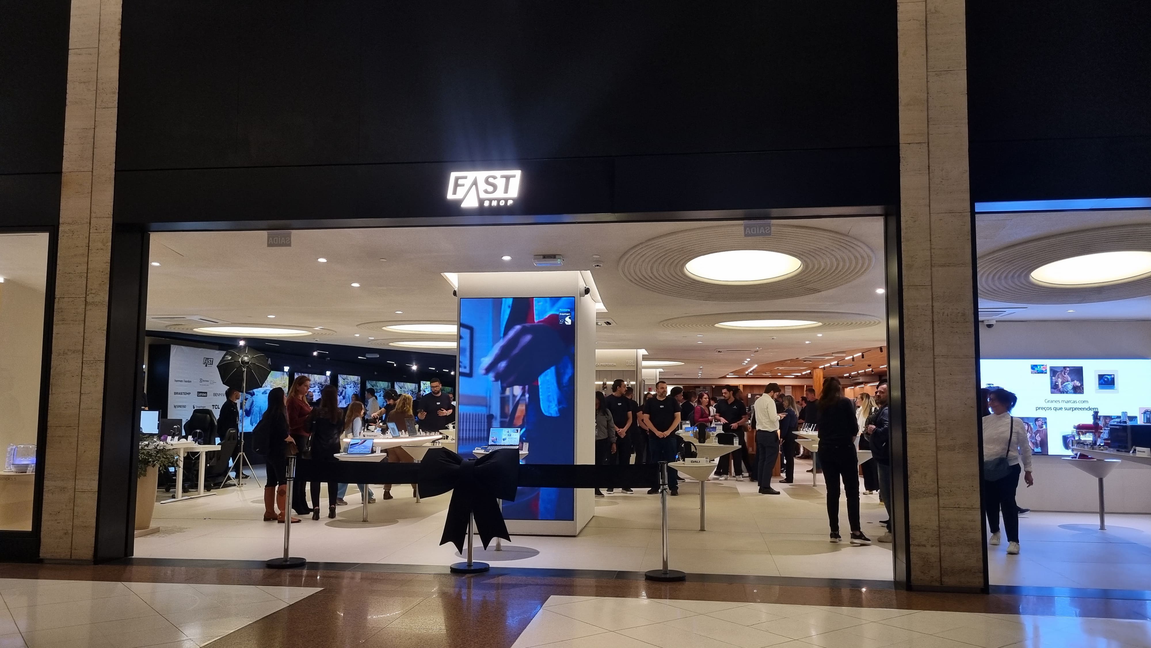 TV de R$ 132 mil, vaso sanitário de R$ 46 mil e anfiteatro: a nova aposta da Fast Shop