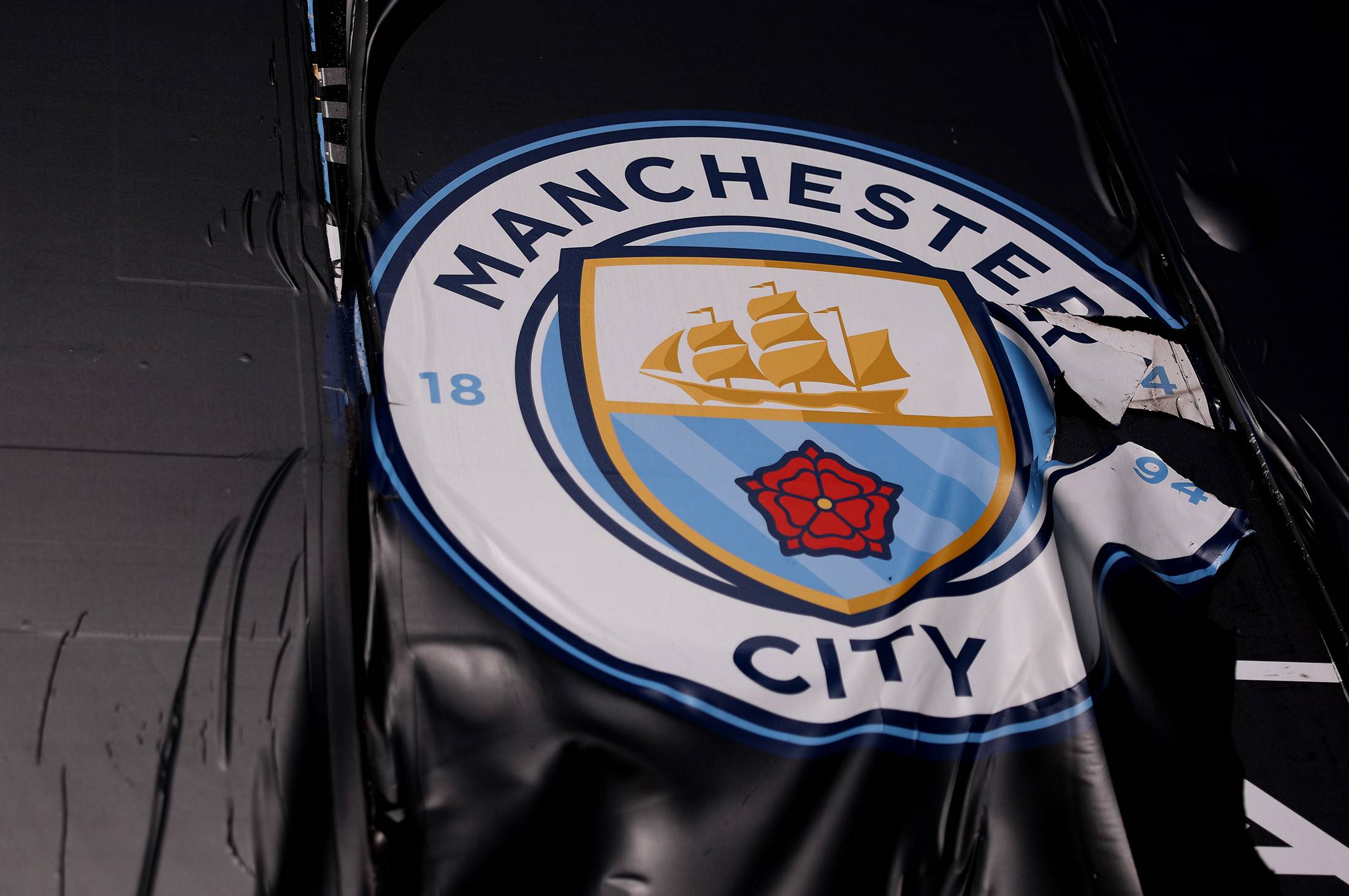 Premiê britânico vira alvo da oposição por causa de relação com o Manchester City