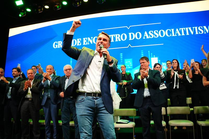 “El Salvador é pouco”, diz Flávio ao comentar sobre plano para segurança pública
