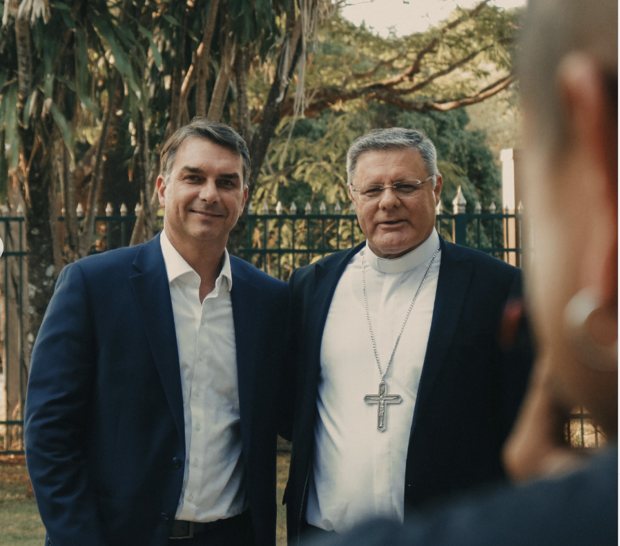 Flávio Bolsonaro recebe imagem de Nossa Senhora Aparecida do arcebispo de Brasília