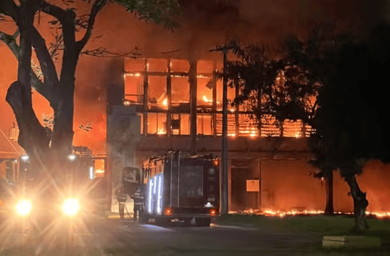 Incêndio de grandes proporções atinge prédio da Universidade Federal de Pernambuco