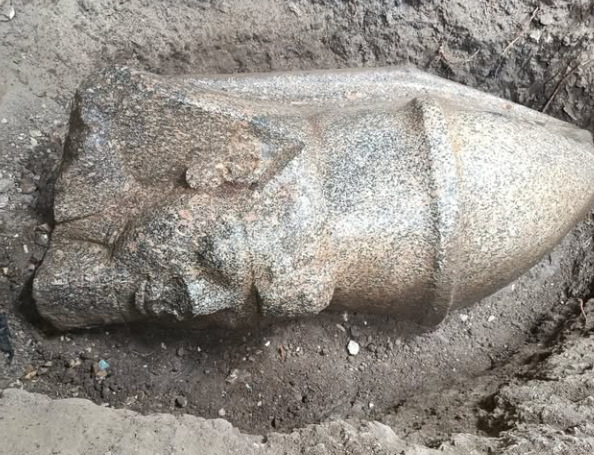 Agricultor encontra por acaso estátua de Ramsés II com mais de 3 mil anos no Egito