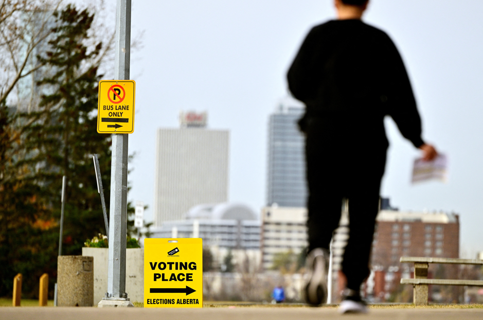 Uma pessoa chega a um local de votação durante um referendo não vinculativo sobre a separação da província de Alberta do Canadá, em Edmonton, Alberta, Canadá, 19 de outubro de 2026.