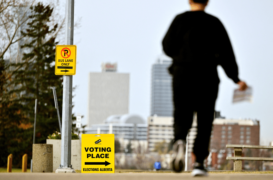 Uma pessoa chega a um local de votação durante um referendo não vinculativo sobre a separação da província de Alberta do Canadá, em Edmonton, Alberta, Canadá, 19 de outubro de 2026.