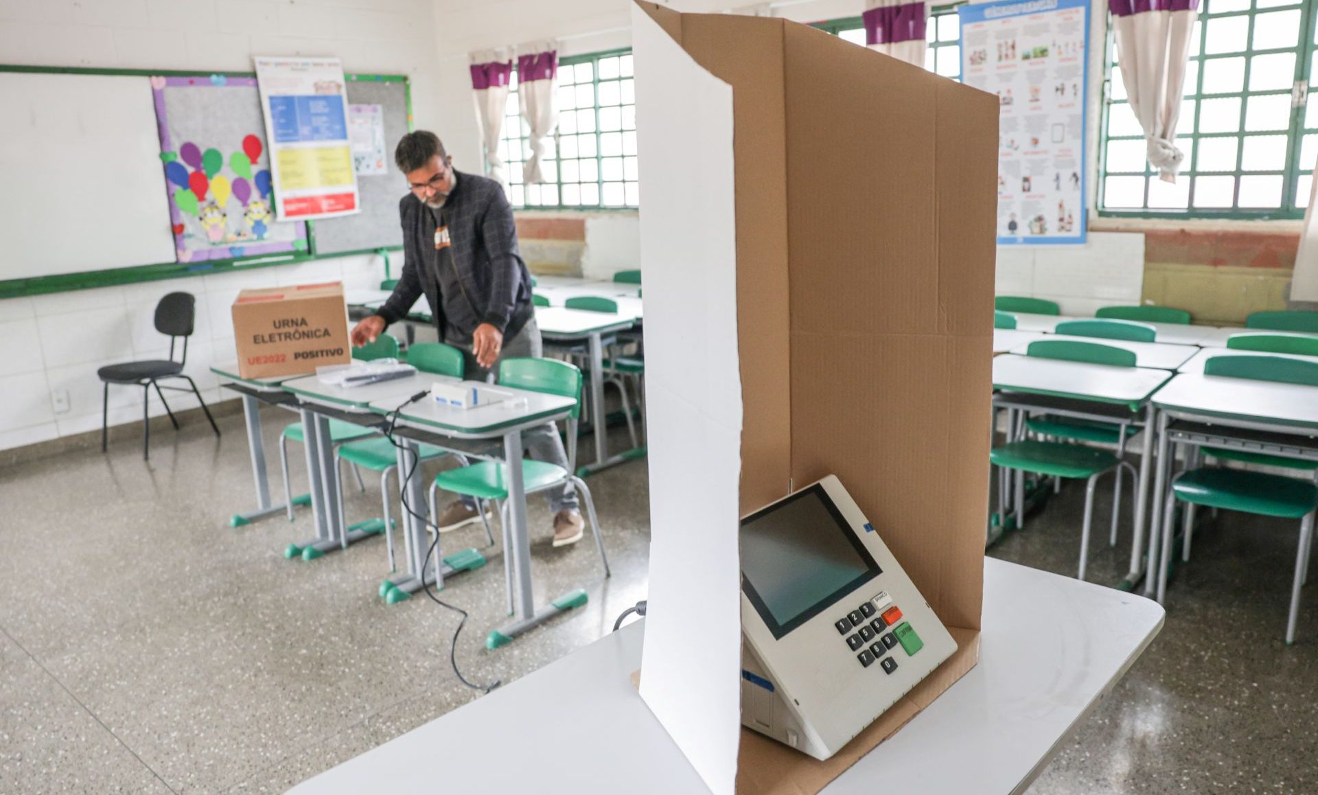 MP aciona TSE para que eleitor seja avisado por WhatsApp sobre locais de votação